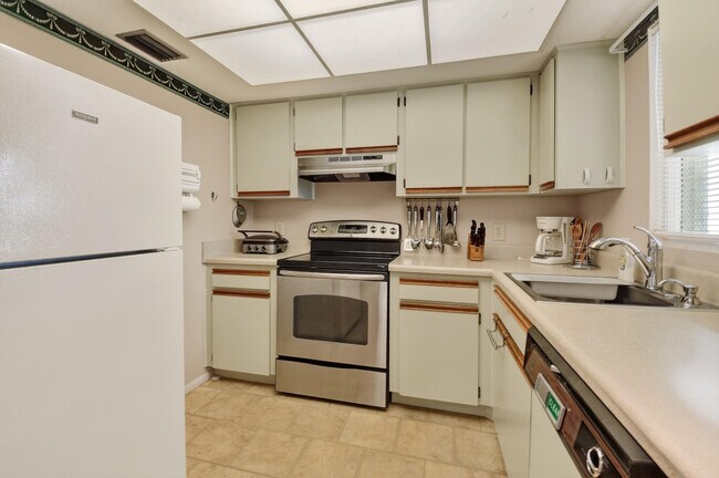 Building Photo - 1606 SE Green Acres Cir