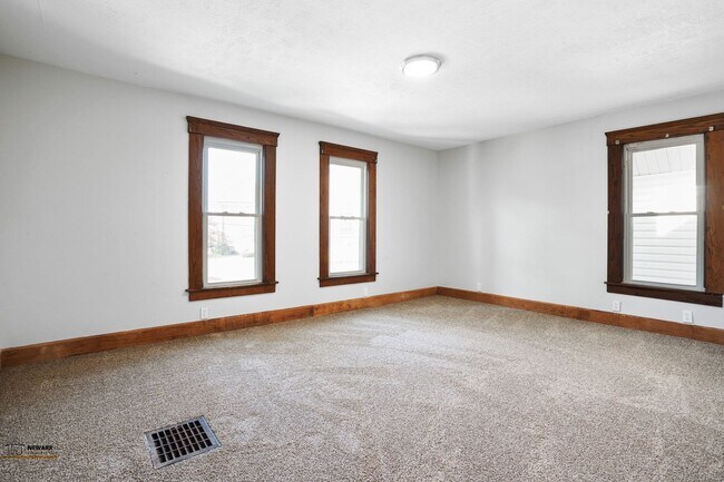 Building Photo - Spacious 3 Bed, 2 Bath in Newark - Move-In...