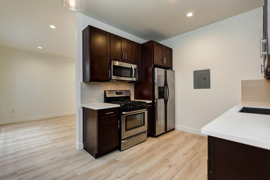 Building Photo - 7223-7229 Willoughby