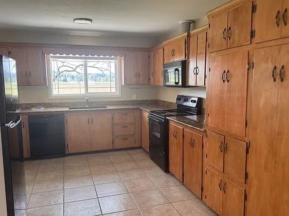 Building Photo - "Charming 3-Bedroom Retreat with Cozy Fireplace in Winston - 1,839 Sq Ft of Comfort!"