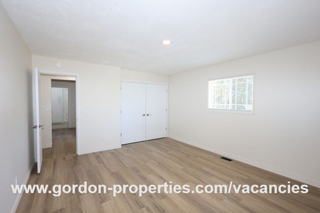 Building Photo - Saint Helens OR - upstairs flat 2 bedroom unit in duplex