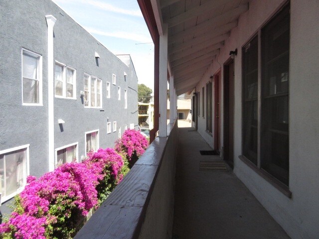 Building Photo - 1410 N Kenmore Ave