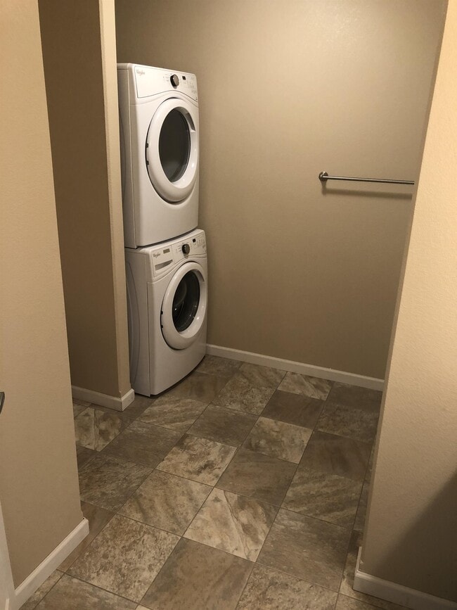 Building Photo - 704-726 26 St NW