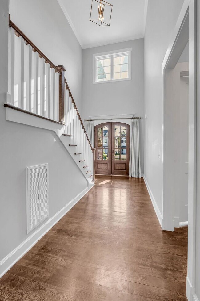 Building Photo - Stunning 5BE/4.5BA in the heart of Green H...