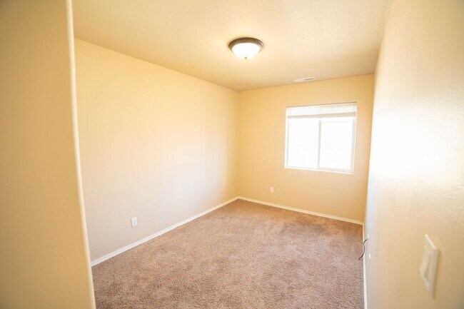 Building Photo - Newer Construction Townhome in Canby
