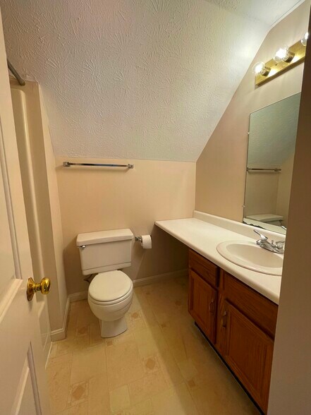 Building Photo - 2 Chickadee Ln