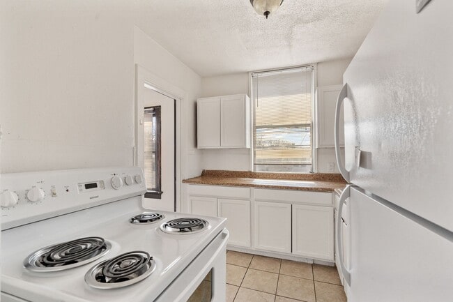 Building Photo - Quaint 1 Bedroom Apartment