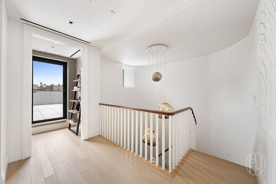 Building Photo - 164 W 74th St