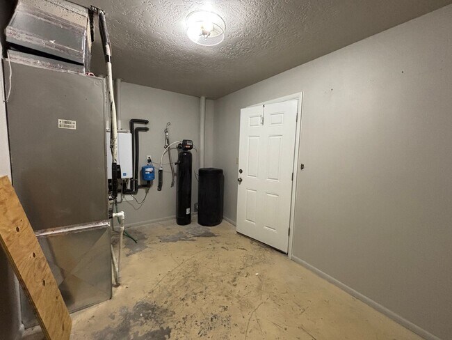 Building Photo - SPACIOUS REMODELED HOME FOR RENT!