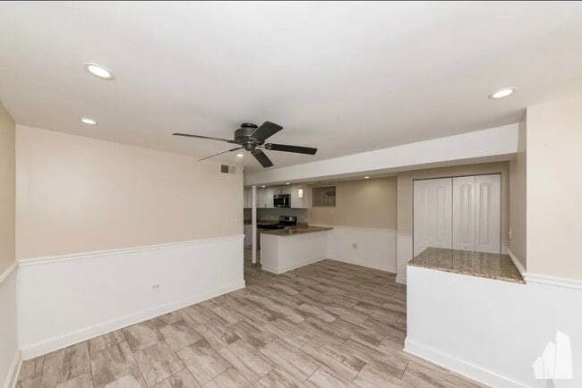 Building Photo - 1538 N Maplewood Ave