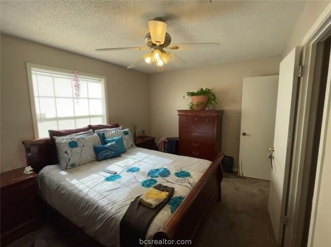 Building Photo - 1525 Hillside Dr