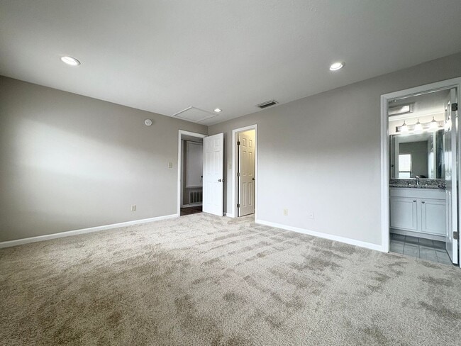 Building Photo - Audubon Park 2/2 Corner Unit Villa with La...