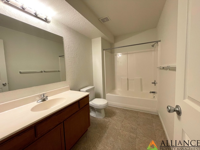 Building Photo - West Side Townhome!