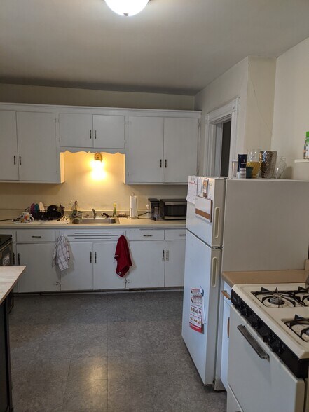 Building Photo - 1927 E Newberry Blvd