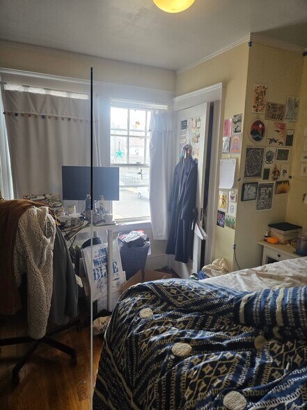 Building Photo - 24 Oak Square Ave