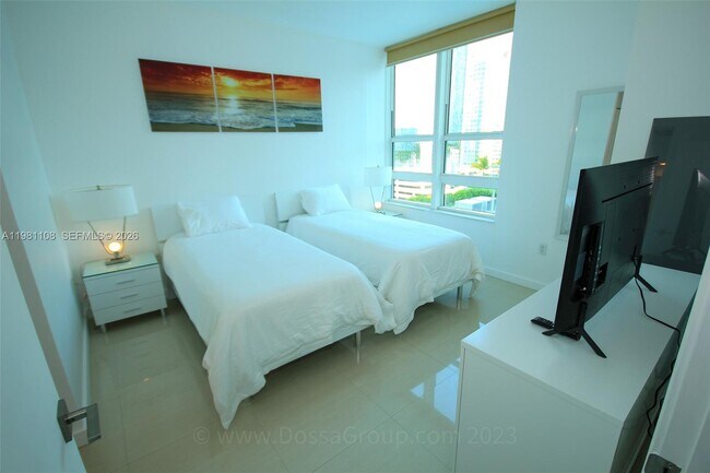 Building Photo - 950 Brickell Bay Dr