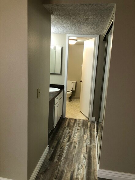 Building Photo - 1080 E Quail Park Dr