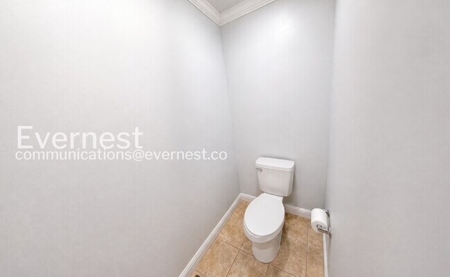 Building Photo - 2 Bed/1 Bath Home with Garage / Available Now!