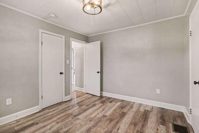 Building Photo - 5885 Avis Ln