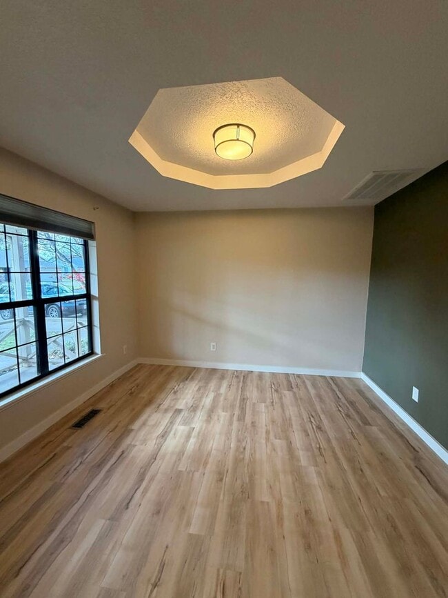 Building Photo - COMING SOON: COMFORT MEETS STYLE IN THIS SPACIOUS BEAUTIFUL 3 BEDROOM / 2 BATHROOM WITH XTRA ROOM...