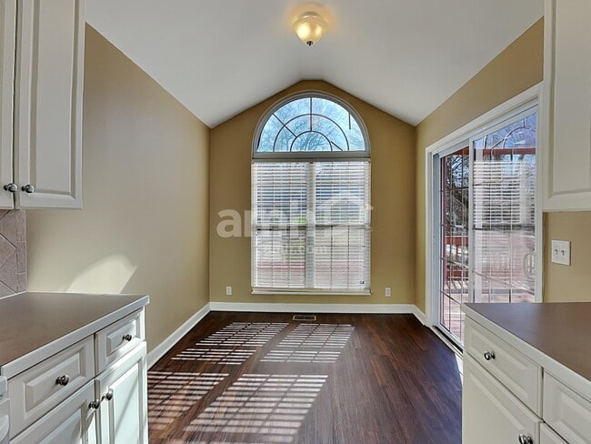 Building Photo - 112 Settlers Way