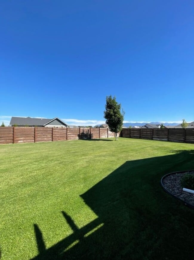 Building Photo - Custom Built 3 Bed/2 Bath Ranch Style Home!