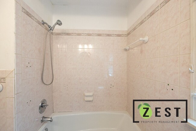 Building Photo - ***OPEN HOUSE SAT. OCT. 11TH 2025 10-10:30AM*** Spacious Upper Flat with Bonus Room, Garage, and ...