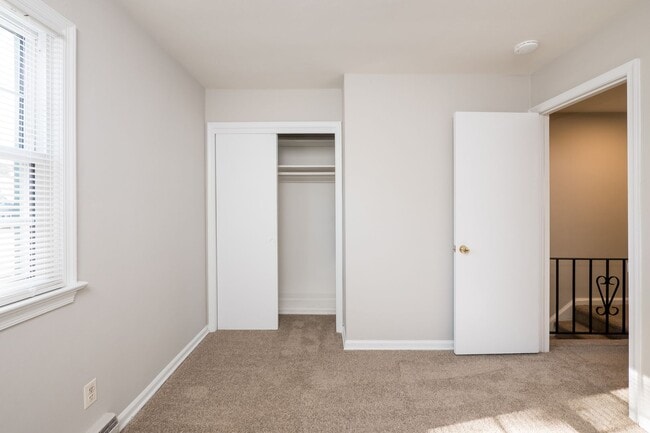 Building Photo - Duplex located just a block from the ocean!