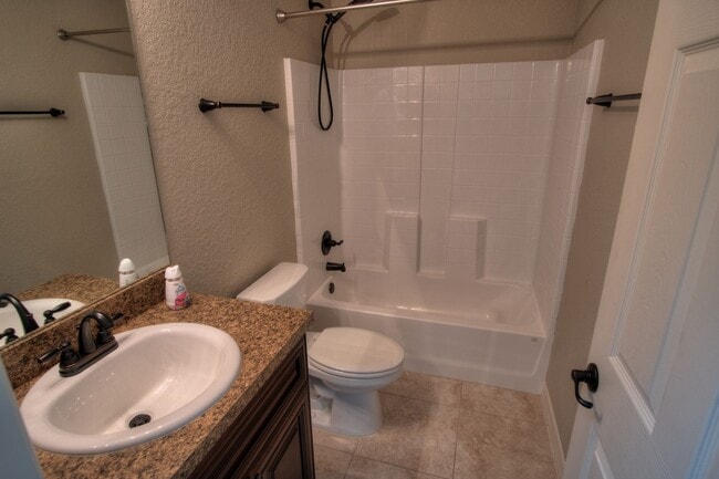 Building Photo - Spacious 4/2/2 Available Now!