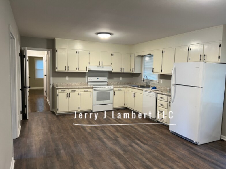 Building Photo - 5330 Maryland Dr