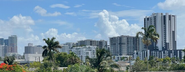 Building Photo - 1100 NE 9th Ave