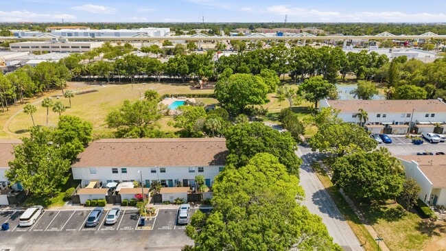 Building Photo - Absolutely stunning executive 2/1.5 townhome in South Tampa