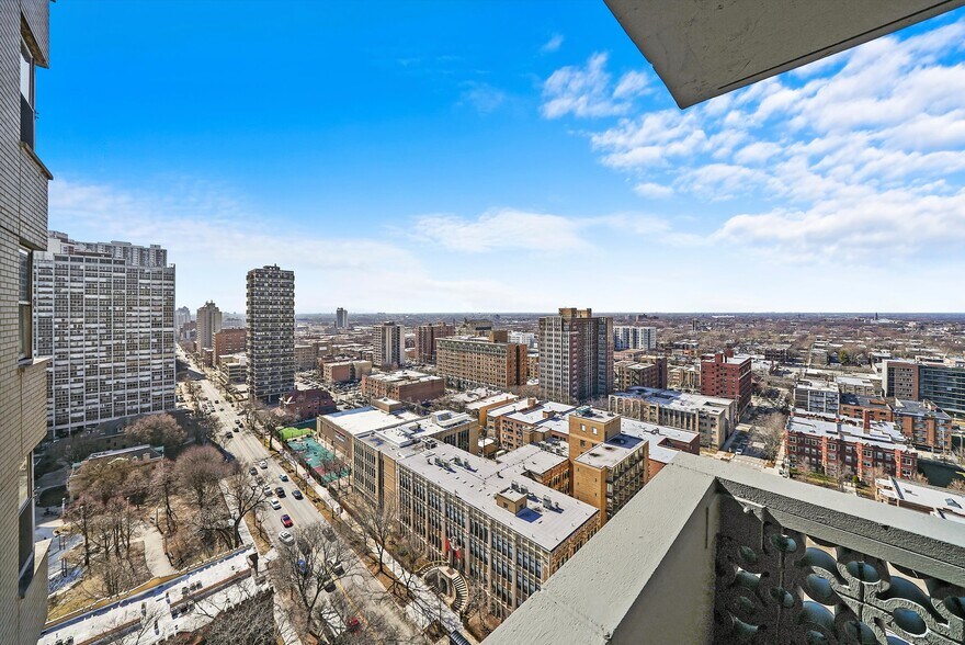 Building Photo - 6301 N Sheridan Rd