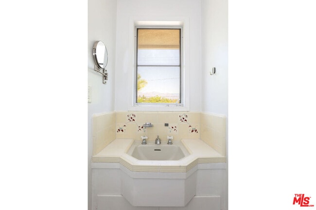 Building Photo - 150 Anita Dr