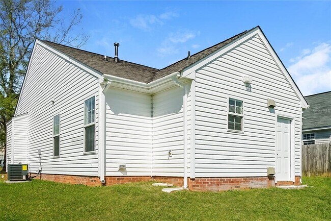 Building Photo - 305 Pine St