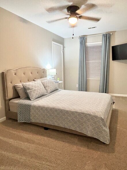 Building Photo - 403 71st Ave N