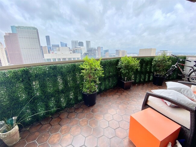 Building Photo - 2016 Main St