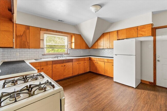 Building Photo - 58 W 113th St