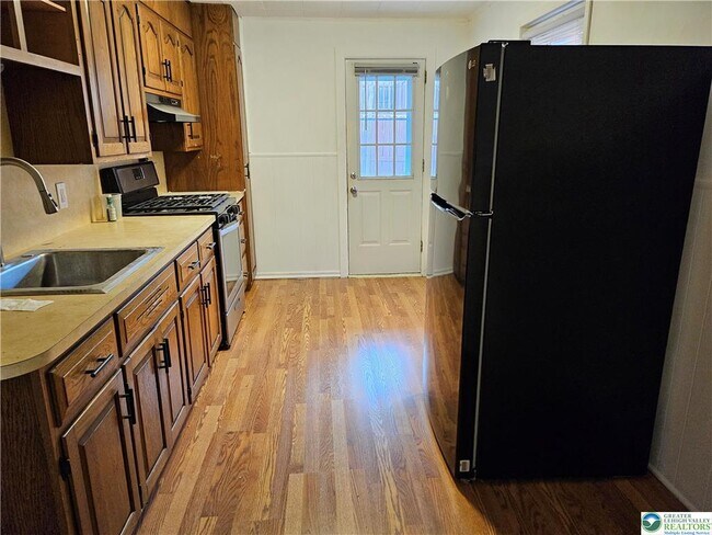 Building Photo - 734 N Meadow St