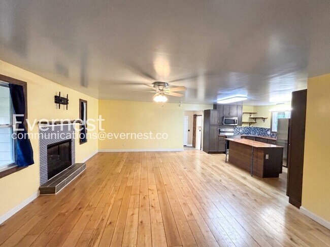 Building Photo - 2 Bed/1 Bath Home with Carport / Pet-Friendly / Available Now!