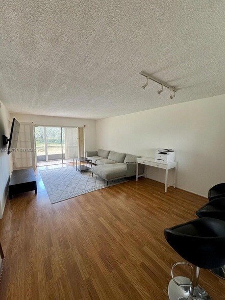 Building Photo - 950 Hillcrest Dr