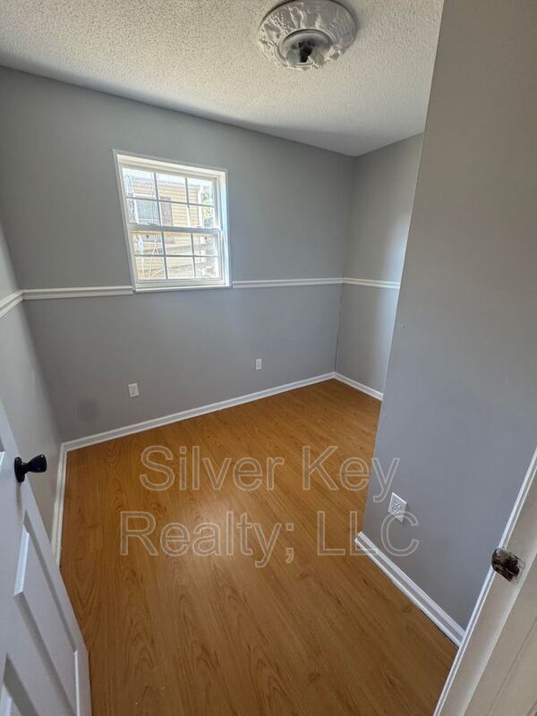 Building Photo - 702 Eastanallee Ave