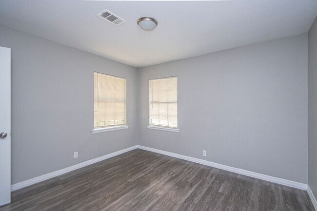 Building Photo - Charming 3-Bedroom Home with Large Fenced Backyard in Little Rock!