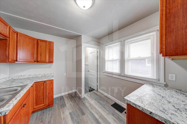 Building Photo - 919 N Bradley Ave