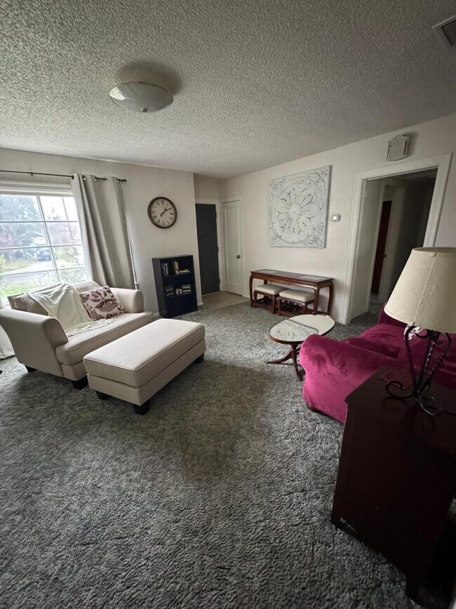 Building Photo - 406 Newtown St