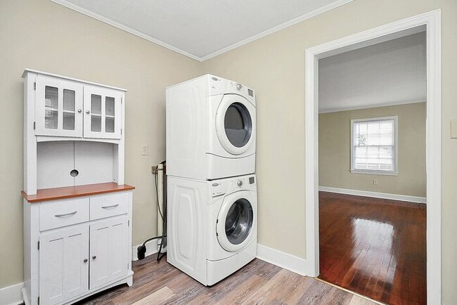 Building Photo - Charming 2BD/1BA Duplex
