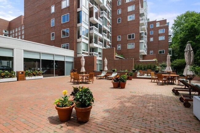 Building Photo - 975 Memorial Dr