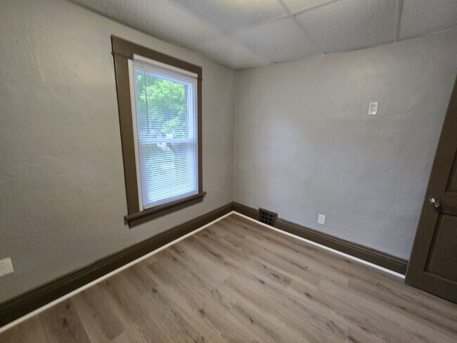 Building Photo - 419 Bratnober St