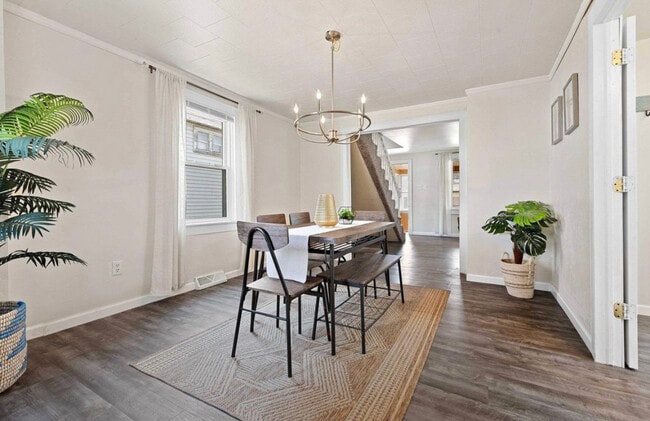 Building Photo - 532 W 5th Ave