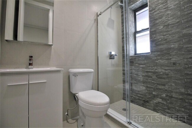 Building Photo - Brand New 1 Bed w Full Kitchen Amenities i...